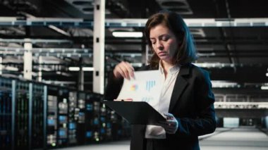 Evrak okuma, mavi kablo örgüsü ve veri merkezindeki donanım donanımlarını denetleme. Belgeler analiz ediliyor, AR altyapı görselleştirme ve sunucu çiftliğinde çalışan kadın, kamera B