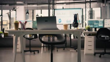 İş içi, modern masa boş, profesyonel ofis malzemeleri ve mobilyalar, kırtasiyeli rahat yönetim alanı. Pencereler doğal ışık, parlak açık alan, şık.