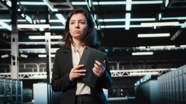 Sunucu yükü, VFX bileşimi ve veri merkezindeki kadın programcı optimize edilerek dijital ikiz taraması oluşturuluyor. AR simülasyonu, aygıt ve sunucu merkezi çalışanı sistem parametrelerini ayarlama, kamera B