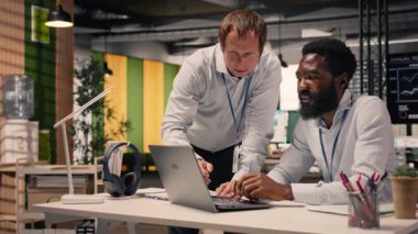 İş ekibi, çizelgeler ve grafikler, strateji toplantısı, araştırma ve geliştirme, çok uluslu profesyoneller, performans ölçümleri, organizasyonel planlama. Uyum, kurumsal yaşam tarzı.