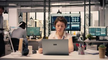 Düşünceli iş kadını masamda oturup bilgisayardaki görsel verileri analiz etmeye odaklanmış ve dalgın. Düşünce ve konsantre karar verme ve iş başarısı için problem çözme. Bakış açısı.