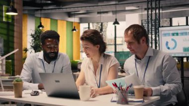 Profesyonel takım, ofis çalışma alanında toplantı, görsel veri ve grafikler, iş birliği, performans ölçümleri, dizüstü bilgisayarda raporlama, üretkenlik gelişimi, araştırma ve geliştirme.