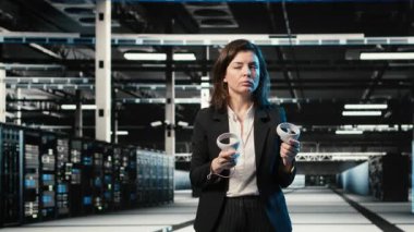 VR ekipmanlarını kullanarak VFX kompozitasyonu, sunucu donanımlarının dijital ikiz taramasını yapan veri merkezi programcısı. Sistem parametrelerini ayarlamak için sanal gerçeklik simülasyonu kullanan sunucu merkezi yönetimi, kamera B