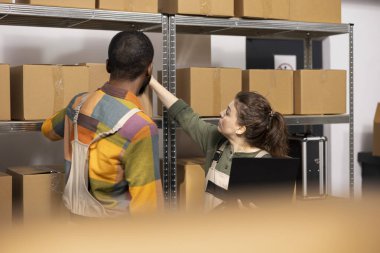 Küçük ölçekli depoda paketlerin hazırlanmasını denetleyen çok ırklı işçi ekibi, çevrimiçi e-market dağıtımı ve toptan dağıtımı için envanter işleme ve ürün işleme hizmetlerini güvence altına alıyor.