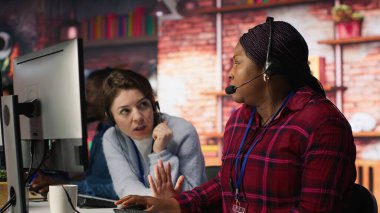 Gürültülü ofisteki merkezi ara iş arkadaşından müşterilere rehberlik ederken sesini alçaltmasını iste. Müşteri merkezi çalışanı, müşteriyle konuşurken gürültücü meslektaşı tarafından rahatsız edildi. Kamera A