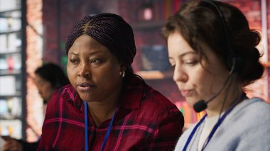 Müşteri temsilcisi, satış olanaklarını belirlemek için müşterilerle konuşan çalışanların yaptığı işleri denetliyor. Ofisteki denetleyici ajan müşteriyle bağ kurup ipucu yaratıyor, kamera A