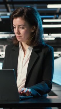 Süper bilgisayarların bağlantı sorunlarını çözmek için dizüstü bilgisayarda yazı yazan dikey video veri merkezi mühendisi. Sunucu merkezi uzmanı sistem günlüklerini analiz etmek ve vites hatalarını düzeltmek için dizüstü bilgisayarda program kullanıyor