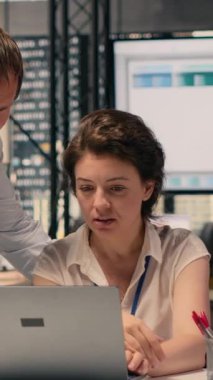 Dikey Görüntü Araştırma Ekibi, şirket ofisindeki uyum belgelerini ve performans ölçümlerini inceliyor. İş zekası ve raporlama destek geliştirme ve risk değerlendirmesi, veri analizi.