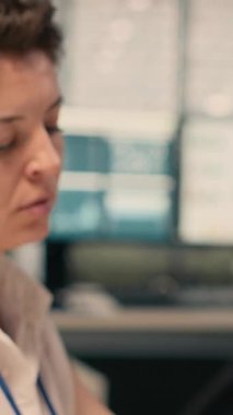 Dikey Görüntü Hüsrana uğramış iş kadını masadaki hatadan sonra kağıt yırtıp buruşturuyor. Başarısız denemeden dolayı el yazısıyla yazılmış notlar, sayfaları yırtma ve yazma hatası yaratıcı engelleri yansıtır ve