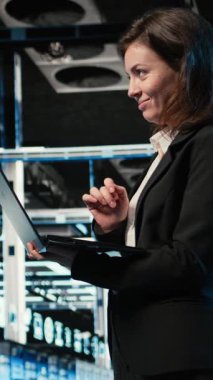 Yapay zeka sistemini güncelledikten sonra gülümseyen kadın mühendis. Mutlu sunucu odası yöneticisi VFX holografik verileri ile başarılı bir yapay zeka konuşlandırmasından sonra gururlu