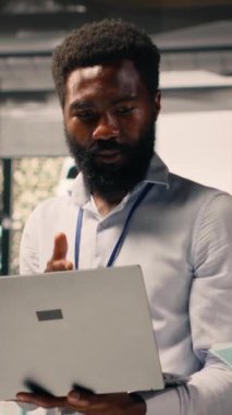 Dikey Video İş Ekibi, strateji ve eylem planı, resmi brifing toplantısı. Görsel veriler, raporlar ve ölçümler, performansı analiz eden profesyoneller, uyum ve risk değerlendirmesi, kurumsal