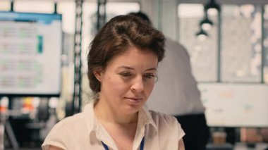 Kadın profesyonel, veri analiz raporları, KPI gösterge panelleri, masadaki dizüstü bilgisayarlar, modern ofis, verimliliği desteklemek, iş zekası, stratejik karar verme, görev yönetimi.