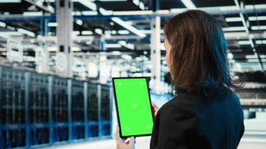 Yeşil ekran tableti, sunucular optimize ediliyor ve veri merkezinde yük dengelemesi yapılıyor. Sistem parametreleri, modelleme aygıtı ve sunucu çiftliğinde verimliliği arttıran bilişim uzmanı, kamera A