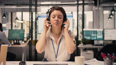 Kadın işçi, kulaklıkta müzik, boş zaman ve iyi ruh hali, ofiste mola, performans ölçümleri, raporlar ve görsel veriler, odaklanmış iş analizi, kurumsal yaşam tarzı. Stres atma..