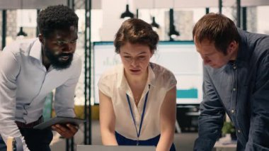 Çeşitli çalışma ekipleri iş istihbarat raporlarını inceliyor ve profesyonel ofis çalışma alanındaki verileri tahmin ediyor. Başlangıçtaki hedeflere ve veri analizine dayalı takım işbirliği.