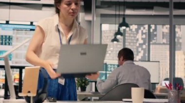 Masadaki iş kadını, performans ölçümleri, dizüstü bilgisayardaki uyum verileri. Kurumsal çalışma alanı, görsel veri, grafikler ve analitik planlama hedefleri, görev yönetimi, araştırma ve geliştirme.