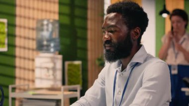 Afro-Amerikan adam, iş istihbaratı, tahminler, modern ofis alanı. Çizelgeler ve içgörüler, organizasyonel planlama, hedeflere ulaşım, araştırma ve geliştirme.