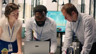 Şirket profesyonelleri, analiz çizelgeleri, dizüstü bilgisayardaki KPI panelleri, planlama için işbirliği, kaynak tahsisi ve üretkenlik, modern ofis çalışma alanı, çeşitli işçiler.