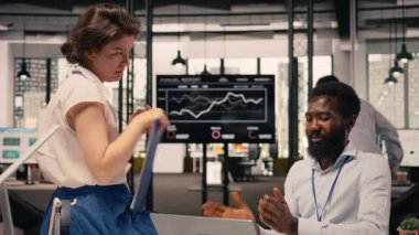 Strateji ve kalkınma hedefleri üzerinde çalışan profesyonel iş ekibi. Şirket ortamında üretkenliği ve performansı destekleyen görsel veriler, çizelgeler ve raporlar.