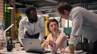 Performans ölçümleri ve tahmin raporları, veri analizi ve gündemde işbirliği yapan çok uluslu şirket çalışma ekibi. Organize çalışma alanında dizüstü bilgisayar kullanan şirket profesyonelleri.