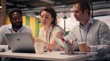 Çeşitli şirket ekipleri, eylem planı, iş brifingi hedefleri. Veri analizi, KPI gösterge paneli ve raporlar, modern ofis ortamı, risk değerlendirmesi, örgütsel gündem.