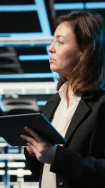 Endüstriyel otomasyon sistemlerini izlemek için derin öğrenme yapay zekası kullanan dikey video veri merkezi yazılım geliştiricisi. Sunucu merkezi çalışanı ekipman performansını denetlemek için sinirsel ağ LLM sohbet robotu kullanıyor