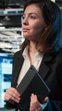 Veri merkezinde sunucuları, sanal grafikleri ve sistem yöneticilerini optimize eden dikey video. Denetleme sistemleri, kablosuz ağ görselleştirme VFX örtüsü ve sunucu merkezinde bilgisayar bilimci, kamera A