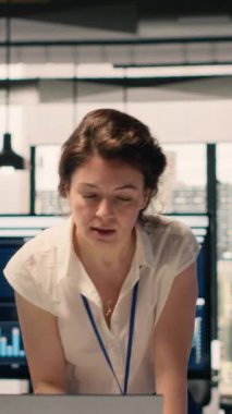 Dikey Video Boş İş Ofisi, malzemelerle çalışma ortamı, modern mobilyalar ve doğal ışık. Yönetici ofisi, rahat masa düzeni, kırtasiye ve dizüstü bilgisayar, kurumsal açık plan..