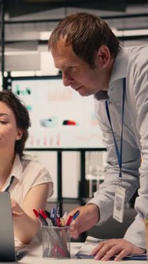 Vertical Video Diverse iş ekibi eylem planı ve görev yönetimi belgelerini, görsel verileri ve grafikleri inceleyerek profesyonel çalışma alanında raporlamayı ve stratejik planlamayı destekler. Şirket yaşam tarzı