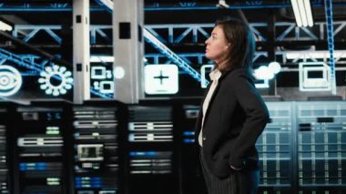 Neşeli veri merkezi yöneticisi AR teknolojisini kullanarak sanal bir tura çıkıyor, sondaj performansıyla tatmin oluyor. Neşeli yönetici sunucu odasına VFX 'le giriyor artırılmış gerçeklik simülasyonu, kamera B