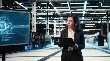 Gülümseyen veri merkezi mühendisinin portresi yapay zeka kullanarak ekipman donanımlarını optimize ediyor. Sistem parametrelerini ayarlamak için yapay zeka öğrenme teknolojisini kullanan Happy sunucu merkezi çalışanı, kamera A