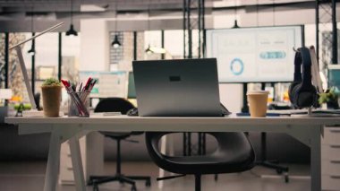 Boş açık alanı ve modern mobilyaları olan iş ortamı, gökdelenlerin yanında doğal ışığı olan parlak şık bir ofis. Masa kurulumu ve ofis malzemeleriyle yönetici alanı.