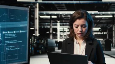 Veri merkezi mühendisi sunucu yükü dengesini optimize etmek için yapay zeka teknolojisi kullanıyor. Sistem parametrelerini ayarlamak ve verimliliği arttırmak için yapay zeka kullanan sunucu tarım işçisi, kamera A