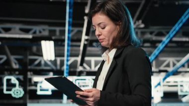 Veri merkezinde yürüyen teknisyen, AR simülasyonunu kullanarak bilişim altyapısında güvenlik denetimi yapıyor. Güvenlik duvarı korumasını doğrulamak için VFX bileşik görüntüleme kullanan sunucu odası uzmanı, kamera B