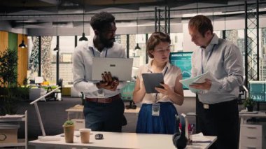 Çok ırklı portreler, ofiste birlikte çalışmak, iş raporlarını gözden geçirmek, görsel verileri incelemek. Kurumsal işbirliği, tahmin ve planlama, örgütsel hedeflere ulaşmak, iş istihbaratı.