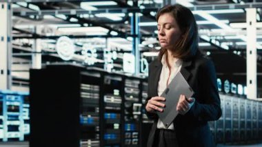 Veri merkezi kadın programcısı sunucu yükü dengeleme ve VFX bileşimini optimize etmek için dijital ikiz taraması yapıyor. Sistem parametrelerini ayarlamak için AR simülasyonu ve aygıtı kullanan sunucu merkezi çalışanı, kamera B