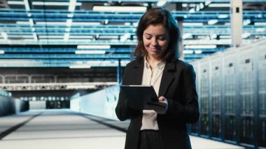 Veri merkezi teknisyeni otomasyon sistemlerini izlemek için AR holografik kaplama kullanıyor. Sunucu odası uzmanı, ağ ekipmanı performansını denetlemek için artırılmış gerçeklik projeksiyonu kullanıyor, kamera B