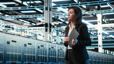 Veri merkezi sistem yöneticisi sunucu yükü dengesini optimize etmek için sanal grafiklere bakar. Sunucu merkezi bilgisayar bilimcisi, kablolu ağ görsellemesini kullanarak sistemleri, VFX örtüsünü, kamera A 'yı denetliyor.