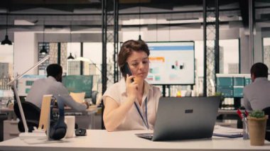 Kadın cep telefonu görüşmesi, uzaktan iş görüşmesi, modern ofis, laptop desteği, tahmin raporları, veri analizi ve içgörü, kaynak tahsisi ve performans değerlendirmesi. Hücresel ağ.