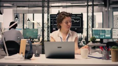 Ofis masasında tek başına çalışan bir iş kadını. Laptop kullanıyor, kurumsal yaşam tarzı. İş zekası, veri analizi gösterge paneli, performans ölçümleri, planlama hedefleri ve hedefleri.