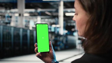 Krom anahtarlı akıllı telefon, sorun giderme teçhizat sorunları ve veri merkezinde yönetici. Ekipman hataları düzeltiliyor, izole edilmiş ekran cep telefonu ve sunucu merkezinde kadın sistem kayıtları, kamera A