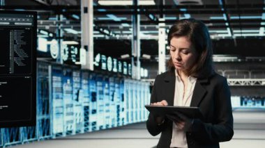 Happy Veri Merkezi kadın mühendisi mavi tel örgüleri inceliyor, VFX bileşimi. Sunucu merkezinde gülümseyen yazılım geliştirici donanım AR simülasyon örtüsüne bakıyor, kamera A