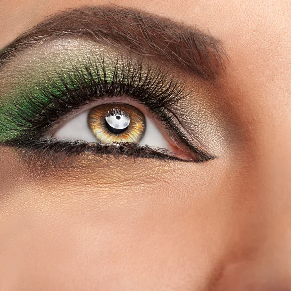 Auge in Auge mit grünem Make-up — Stockfoto