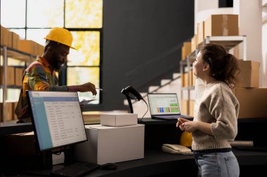 Çok ırklı sevkiyat ekibi, envanteri kontrol etmek ve doğru sevkiyat hizmetini sağlamak amacıyla paket hazırlığı ve borsa yönetimine odaklandı. Küçük bir işletme için ürün işleme.