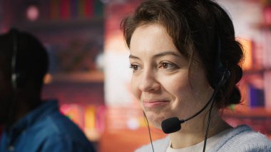 Müşteri soruşturmaları, şikayetler ve destek talepleriyle ilgilenen çağrı merkezi çalışanı. Müşteri hizmetleri temsilcisi müşterilere ürün veya hizmetlerle ilgili konularda yardımcı oluyor, kamera A