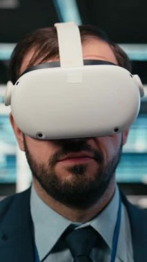 Vertical Video Veri Merkezi yazılım geliştiricisi VR gözlüğü kaldırıyor. Geleceğe duyarlı şirket ağını bitirdikten sonra. Bilgi İşlem uzmanı sanal gerçeklik görselleştirmesiyle sunucu merkezini sanal gerçeklikle güçlendirdi