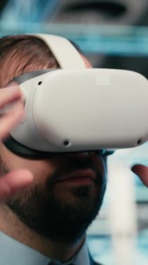 Teçhizat donanımı optimizasyonundan sonra VR gözlüklerini çıkaran Neşeli Veri Merkezi teknisyeni dikey video. Jolly sunucu tarım uzmanı sanal gerçeklik teknolojisini kullanarak geliştirdikten sonra memnun oldu