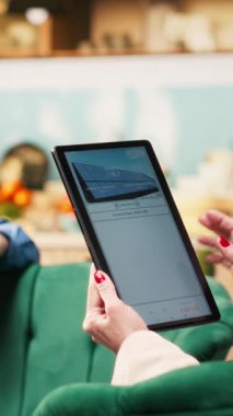 Dikey Video Yaşlılar tablet yazılım uygulamasında yenilenebilir enerjiyi takip ediyorlar. Fotovoltaik paneller ve sürdürülebilir yaşam için güneş enerjisi sistemleri tarafından desteklenen çevre ve yeşil yenilik, sıfır emisyon