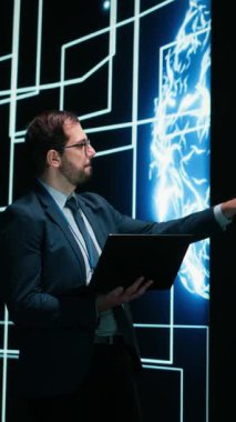 Artırılmış gerçeklik simülasyonu kullanılarak yapay zeka bağlantılarını yeniden yapılandıran dikey video programcısı. Bilgisayar bilimcisi yapay zeka nöronlarını elle kontrol etmek için AR görselleştirmesini kullanıyor.