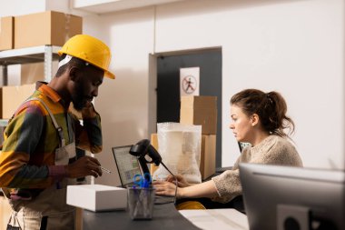 Envanter yönetimi ve teslimat için ambalaj işleriyle uğraşan çeşitli meslektaşlar, küçük ölçekli bir depoda sevkiyat için mallar hazırlıyorlar. Ev operasyonlarında e-ticaret için sevkiyat hizmeti.